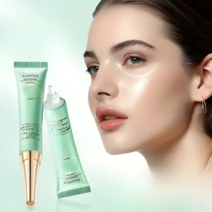 Crema Aclarante de Niacinamida SADOIR con modelo mostrando piel radiante y contorno de ojos.