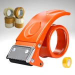 Dispensador de cinta naranja con varias cintas adhesivas transparentes y marrones.