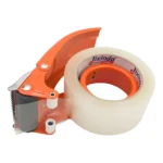 Dispensador de cinta adhesiva con rollo de embalaje transparente y filo dentado naranja.