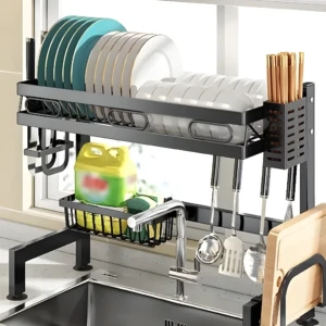 Escurridor de loza de 64 cm sobre fregadero, con organizador de cubiertos y tabla de cortar.
