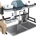 Escurridor de loza de 64 cm sobre doble lavaplatos, con soportes para platos, tazas, cubiertos y tabla de picar.