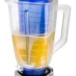 Filtro para licuadora universal con jarra y tapa azul, líquido amarillo.