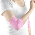 Funda de gel hidratante rosa para codo con textura acanalada, protege y suaviza la piel.