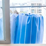 Gancho en espiral para secar ropa, ideal para camisas colgadas en un tendedero exterior.