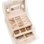 Joyero blanco de 3 niveles con espejo, compartimentos para collares, anillos, aretes y pulseras.