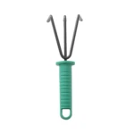 Rastrillo de mano verde con dientes metálicos, herramienta de jardinería esencial.