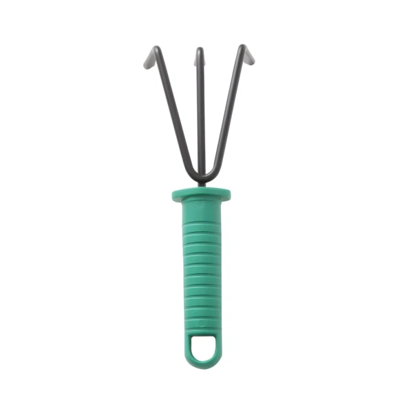 Rastrillo de mano verde con dientes metálicos, herramienta de jardinería esencial.