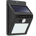 Lámpara solar de exteriores con 30 LEDs y sensor de movimiento, diseño negro moderno.