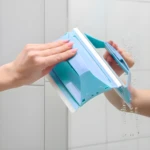 Limpia ventanas con mango ergonómico y doble cepillo para un acabado impecable.