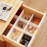 Organizador de rejilla con libretas, tijeras, calculadora y más artículos de papelería.