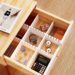 Organizador de rejilla con libretas, tijeras, calculadora y más artículos de papelería.