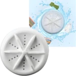 Mini lavadora portátil turbina blanca con ropa girando en agua.