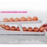 Organizador dispensador de huevos blanco con bandejas en cascada para nevera.