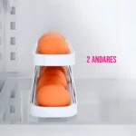 Bandeja dispensadora de huevos de 2 niveles con huevos naranjas en el refrigerador.