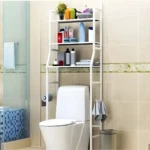 Estantería organizadora de baño sobre inodoro, para optimizar espacio y almacenar artículos de aseo.