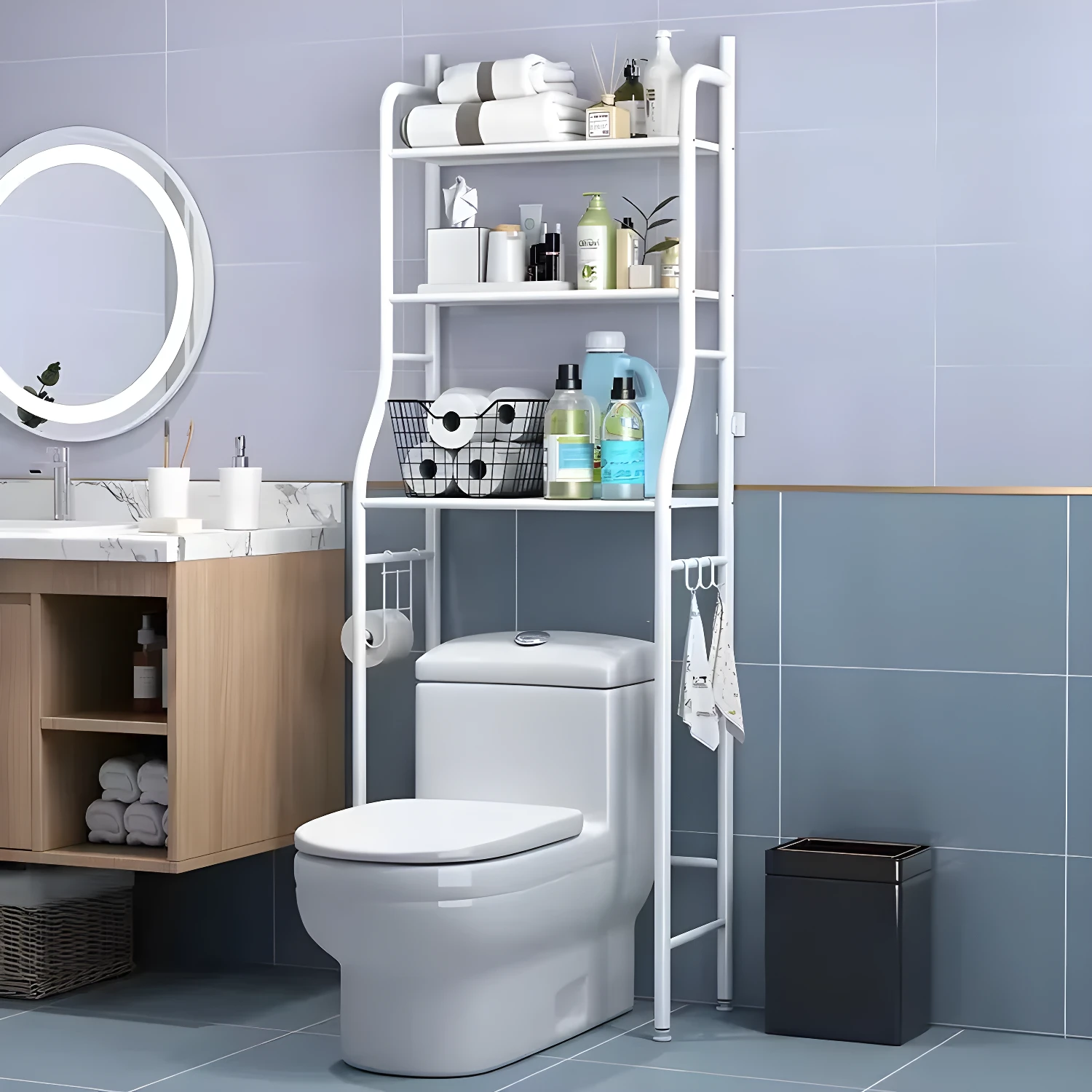 Estantería organizadora de baño blanca sobre inodoro, con cestas, toallas y botellas.