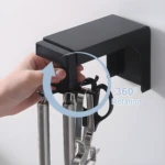 Organizador giratorio negro para utensilios de cocina, montado en pared con 6 ganchos.