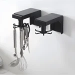 Organizador giratorio negro con utensilios de cocina colgando, ideal para mantener todo en orden.
