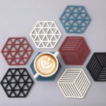 Set x4 posavasos de silicona hexagonales de diseño geométrico en varios colores.