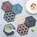 Posa vasos hexagonales de silicona en 4 colores, ideales para proteger mesas y superficies.