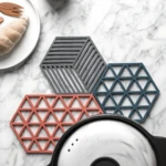 Posa vasos hexagonales de silicona, juego de 4, varios diseños, ideal para proteger superficies.