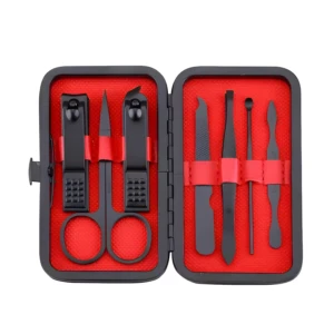 Set de manicure de 7 piezas en estuche negro y rojo: cortaúñas, tijeras, pinzas, lima y más.