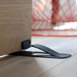 Tope para puertas de madera, diseño moderno, evita golpes y protege el suelo.