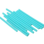 Varillas para tubería en color azul turquesa, apiladas en ángulo sobre fondo blanco.