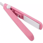 Mini plancha para cabello rosa con placas de cerámica, ideal para viajes y retoques rápidos.