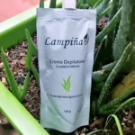 Crema depilatoria Lampiña Corporal 120g rodeada de plantas de aloe vera, ideal para todo tipo de piel.