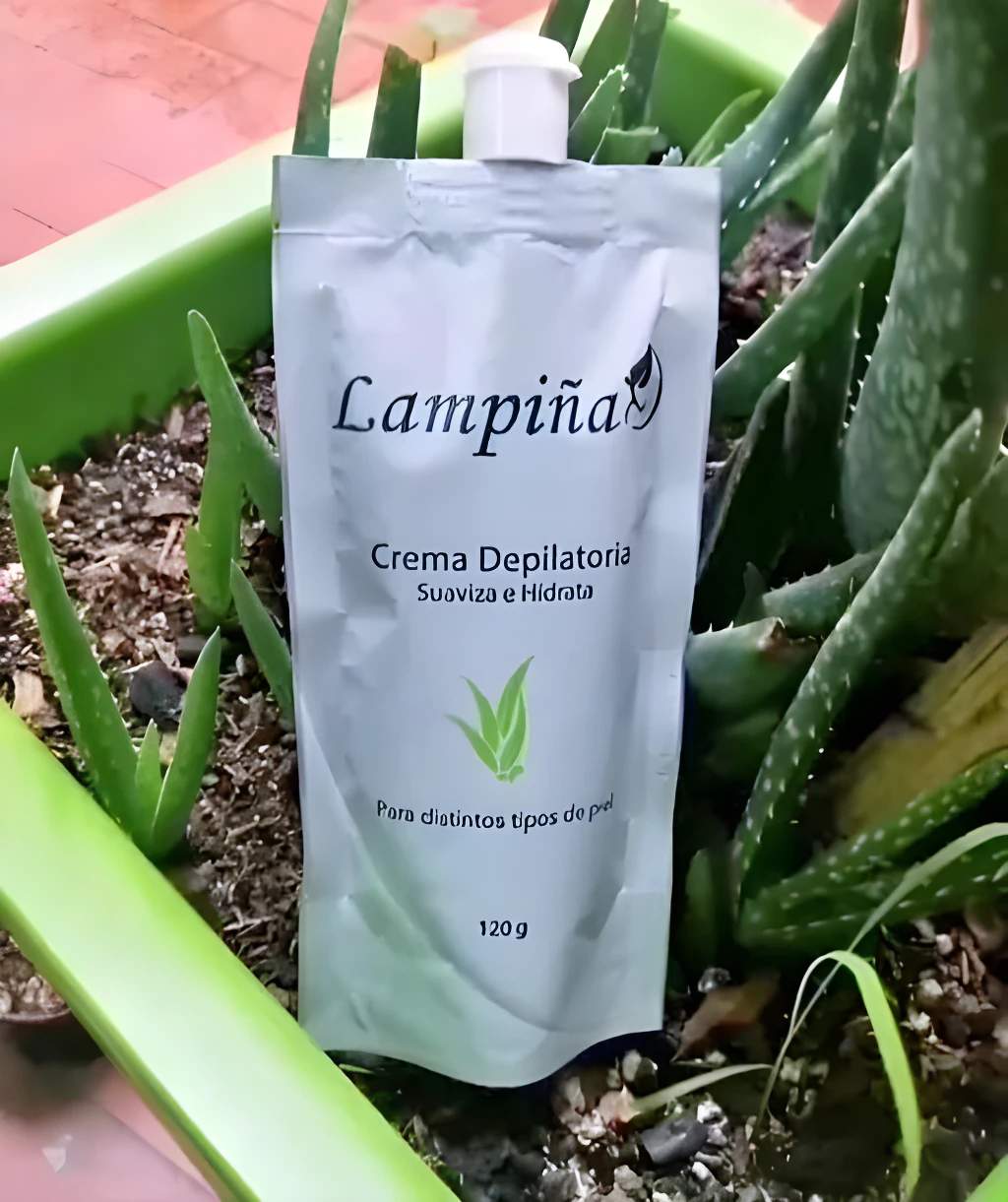 Crema depilatoria Lampiña Corporal 120g rodeada de plantas de aloe vera, ideal para todo tipo de piel.