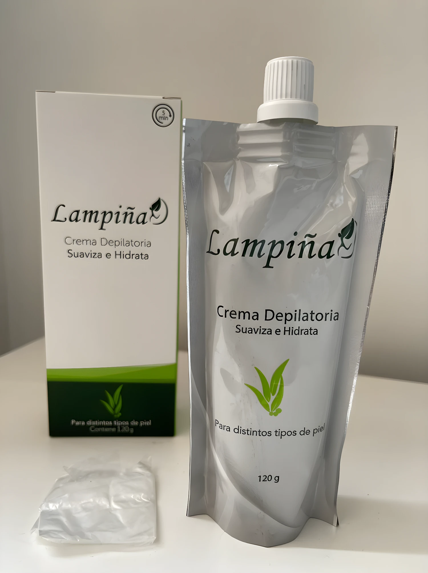 Crema Depilatoria Lampiña Corporal 120g en su empaque y bolsa de plástico.
