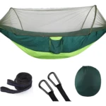 Hamaca de nylon verde y lima con mosquitero integrado, correas, mosquetones y bolsa de transporte.