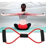 Theratubo elástico rojo con agarraderas negras, ideal para ejercicio en casa.