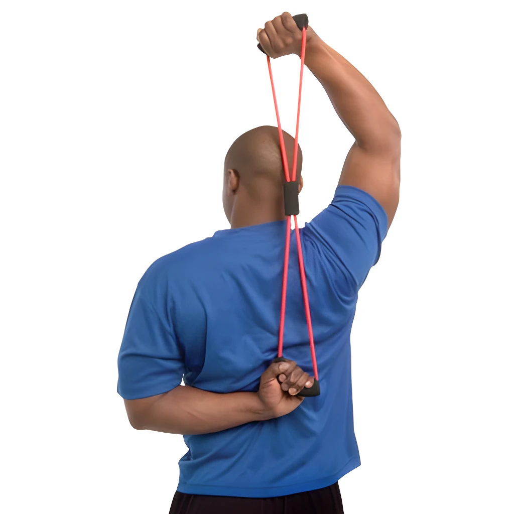Hombre ejercitando hombro con theratubo elástico rojo y agarraderas negras.