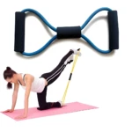 Theratubo elástico azul con agarraderas negras para ejercicios de pierna en esterilla rosa.