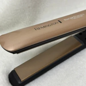 Plancha Remington S-8599 Keratin Therapy con aceite de argán dorada, vista cercana.