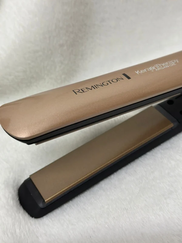 Plancha Remington S-8599 Keratin Therapy con aceite de argán dorada, vista cercana.
