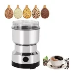 Molino de café y especias con cucharas de granos y taza de café espresso.