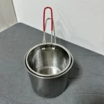 Olla freidora con escurridor de aceite, de acero inoxidable, con asas rojas, diseño perforado para cocina.