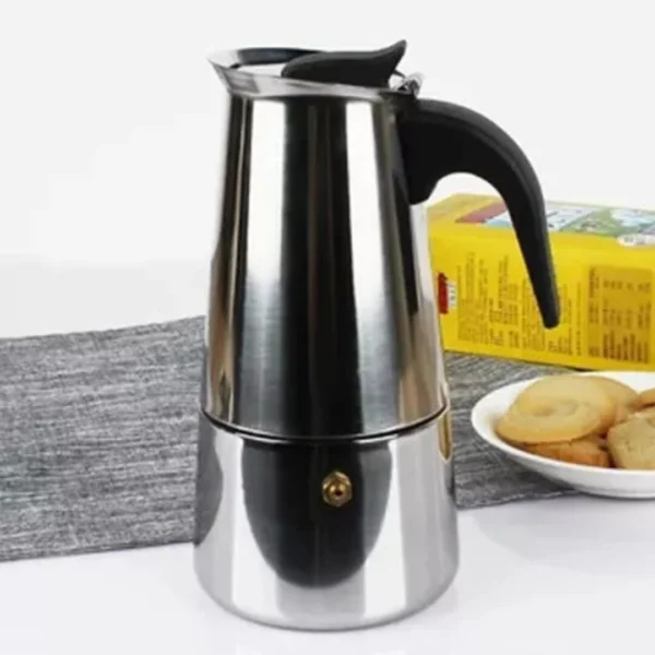 Cafetera espresso italiana de 6 tazas de acero inoxidable con asa negra y galletas.