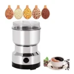Molino eléctrico para café y especias, con cinco cucharas de granos y taza de café.