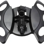 Aspersor rociador de jardín negro de 360 grados con base estable y conexiones para manguera.