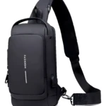 Bolso canguro antirrobo negro con puerto USB y "Fashion" en relieve.