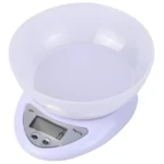 Gramera digital blanca con recipiente desmontable y pantalla LCD, ideal para cocina.