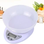 Gramera electrónica B05 con recipiente blanco para pesar alimentos.