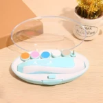 Lima eléctrica de uñas para bebé con 6 cabezales de diferentes colores en su estuche azul y blanco.