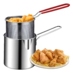 Olla freidora de acero inoxidable con escurridor y pollo frito crujiente servido con papas fritas.