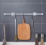 Barra ajustable sin clavos para colgar tabla de cocina, batidor y cepillo.