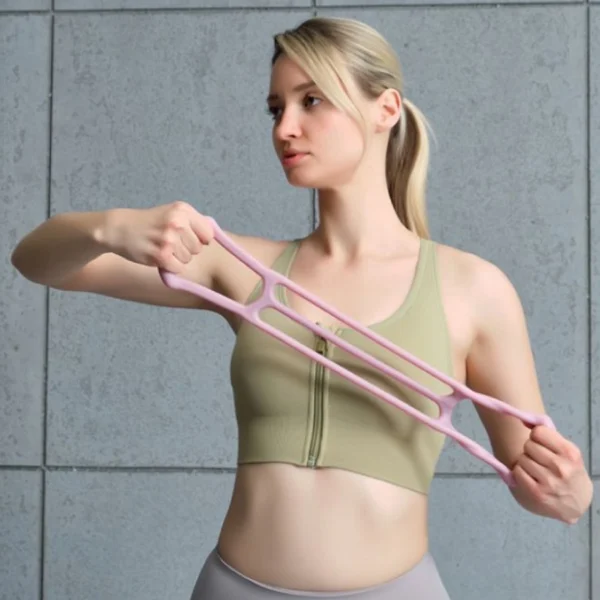 Mujer rubia haciendo ejercicio con banda elástica de silicona para yoga.